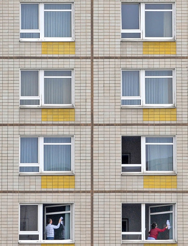 Durch veraltete Fenster wie an diesem Hochhaus geht viel Heizenergie verloren.   | Foto: dpa