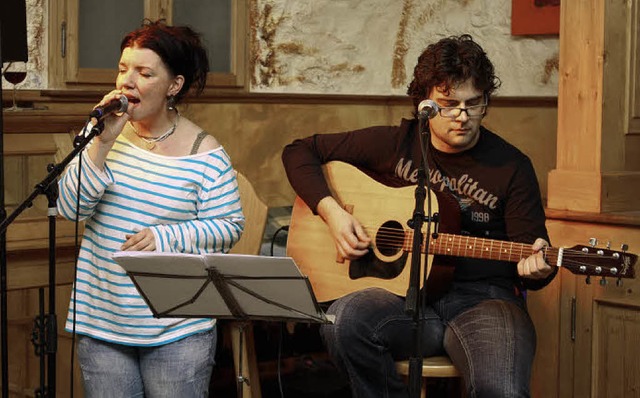 Im Gewlbekeller der &#8222;Krone&#822...nzert als Duo aus Gesang und Gitarre.   | Foto: christa Rinklin