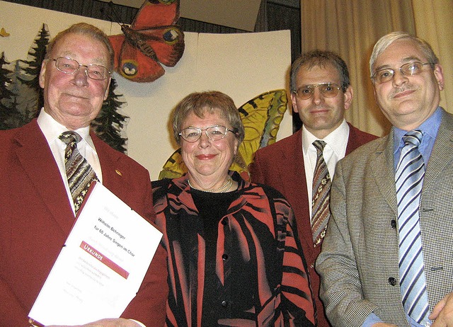 Fr 60 Jahre Singen im Chor wurde Wilh...V-Vorsitzenden Konrad Weber (hinten).   | Foto: Anne Freyer