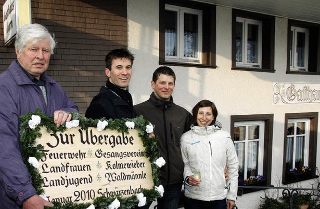 Wilhelm Knpfle (links) hat seinen Nef...Hof bergeben. Rechts  Janina Ganter.   | Foto: eva korinth