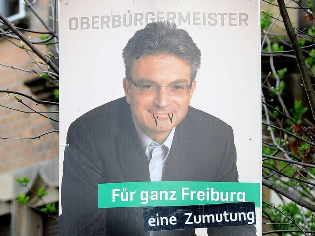 Wahlplakat von Dieter Salomon, nachdem... sich daran zu schaffen gemacht haben.  | Foto: Ingo Schneider
