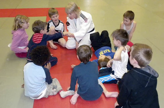 Spielerisch lernen die Kleinen Selbstv...e &#8222;Sanfte Kunst&#8220; JuJutsu.   | Foto: anja Brugger-Reinhadt