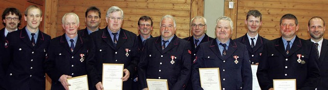 Ehrwrdige Feuerwehrmnner &#8211; (ab...ster Wolfgang Brucker (rechts) geehrt.  | Foto: heidi foessel