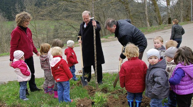 &#8222;Was moche die denn do?&#8220; D...uf und den Kindern ein Apfelbumchen.   | Foto: Elfriede Mosmann