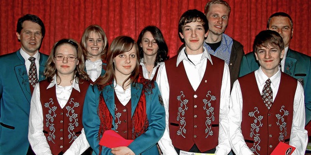 Der Vorsitzende der Winzerkapelle Ober...links) gratulierten den  Jungmusikern.  | Foto: herbert trogus