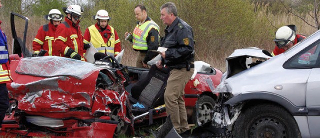 Bei einem Unfall auf der L114 in der N...Autos waren frontal zusammengestoen.   | Foto: thomas rhenisch