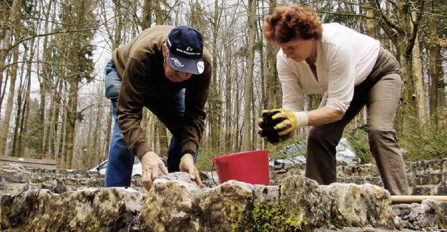 Theodor Sss und Hannelore Rsch sube...n den berbleibseln von Wildgrillern.   | Foto: Nicole Mai