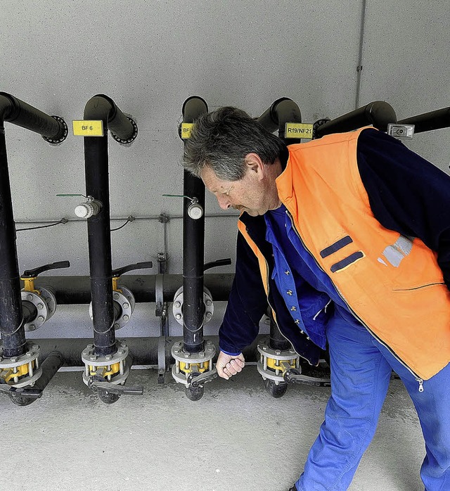 Alfred Frey, Mitarbeiter der ASF, prf... das Gas  mehrerer Brunnen gebndelt.   | Foto: i. schneider