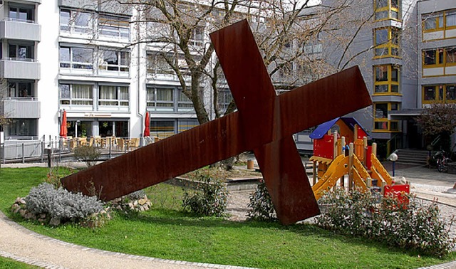 Kreuz von Klaus Kipfmller im Hof des &#8222;Eli&#8220;   | Foto: Trenz