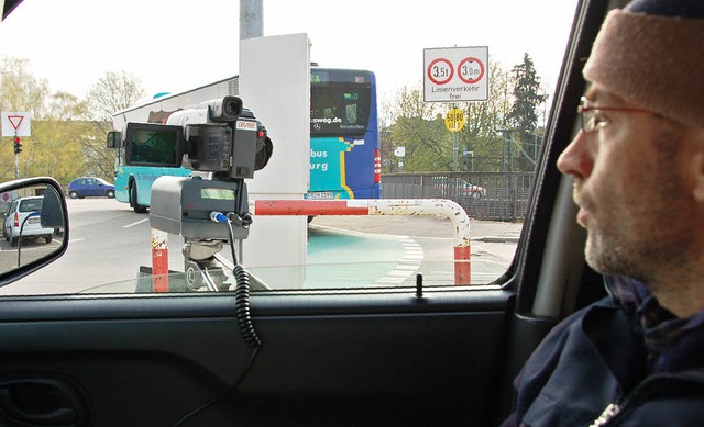 Eduard Urban vom Gemeindevollzugsdiens...Tonnen auf der Unionbrcke verstoen.   | Foto: Helmut Seller