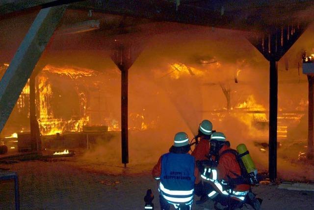 Feuer am Bahlinger Anglerheim: Polizei sucht Brandstifter
