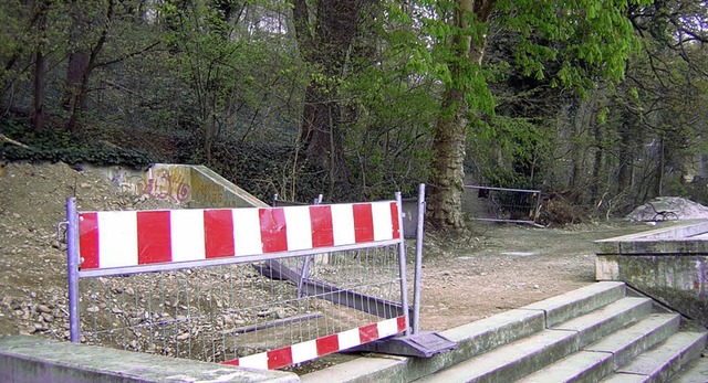 Der Fuweg zum Stadtgarten am Burghang bleibt vorerst gesperrt.   | Foto: Gerhard Walser