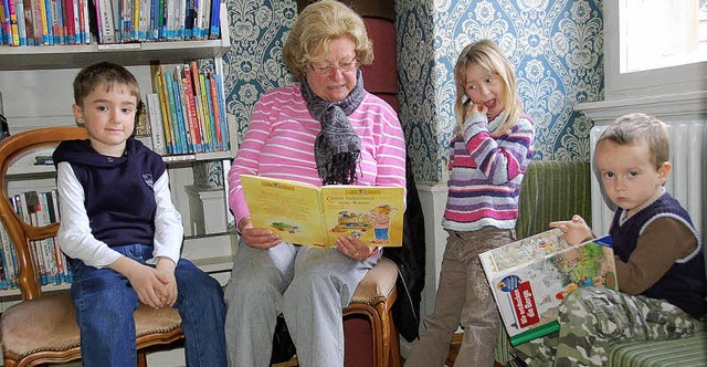 Ursula Richter zieht ihre kleinen Zuhrer bei der Vorlesestunde in den Bann.  | Foto: Juliane Khnemund