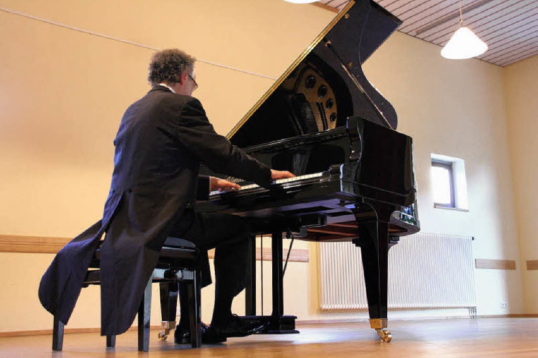 William Cuthbertson spielt die Etden ...- und Arbeitsgemeinschaft Am Bruckwald  | Foto: Hans Jrgen Kugler