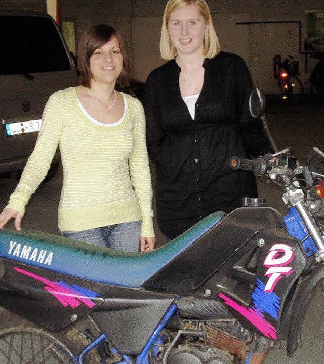 Tanja Kallmann (links) und Andrea Seli...ld wieder Fundstcke wie dieses Moped.  | Foto: Steineck