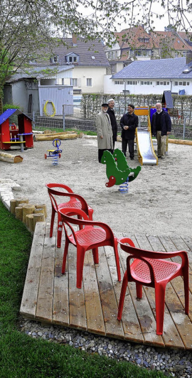 Zur Spendenbergabe kamen (von links) ...rettobades&#8220;) auf den Spielplatz.  | Foto: Kunz