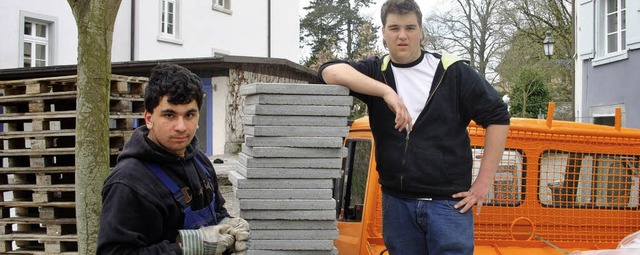 Ferienarbeit auf dem Minigolfplatz:  P...rancesco Giuliano packten krftig an.   | Foto: BZ