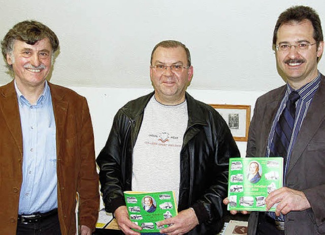 Hans Stiegeler, Michael Brugger und B...ks) mit der Festschrift zum Hebelfest   | Foto: Hermann Jacob