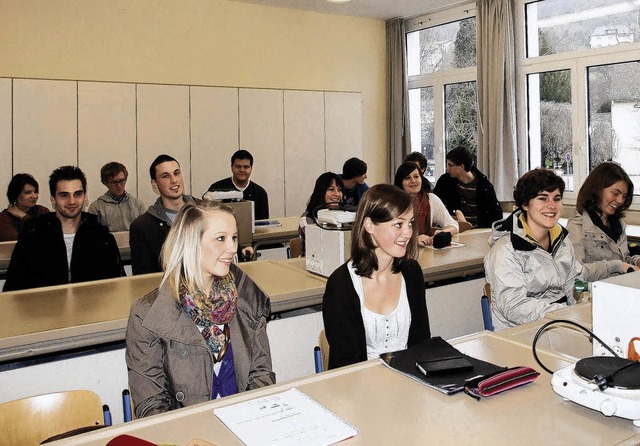 Von  heute an sind diese 14  Schlerin...Deutsch beginnen die Abiturprfungen.   | Foto: Freudig