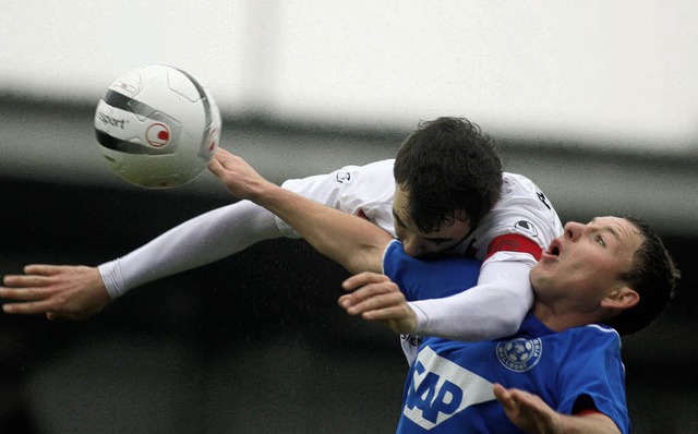 Trugbild: Der Villinger Strmer David ...zay und seine Walldorfer Teamkollegen.  | Foto: Reinhardt