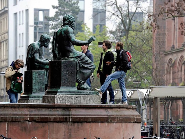 Anstehen vor der Freiburger Uni: Es wi... doppelt so viele Abiturienten geben.   | Foto: schneider