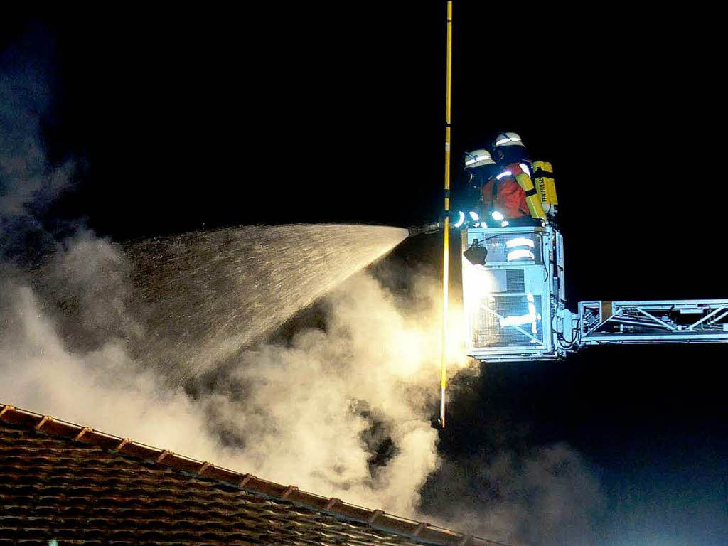 Die Feuerwehr bei den Lscharbeiten.