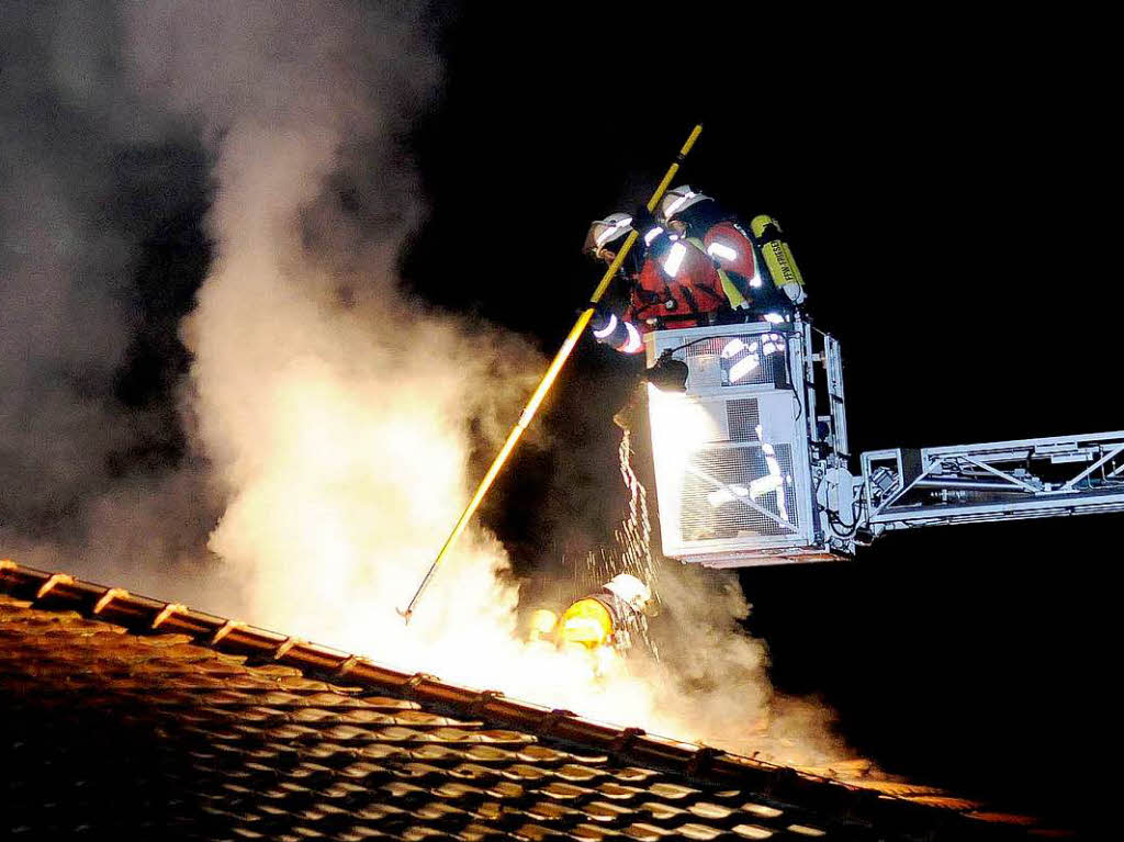 Die Feuerwehr bei den Lscharbeiten.