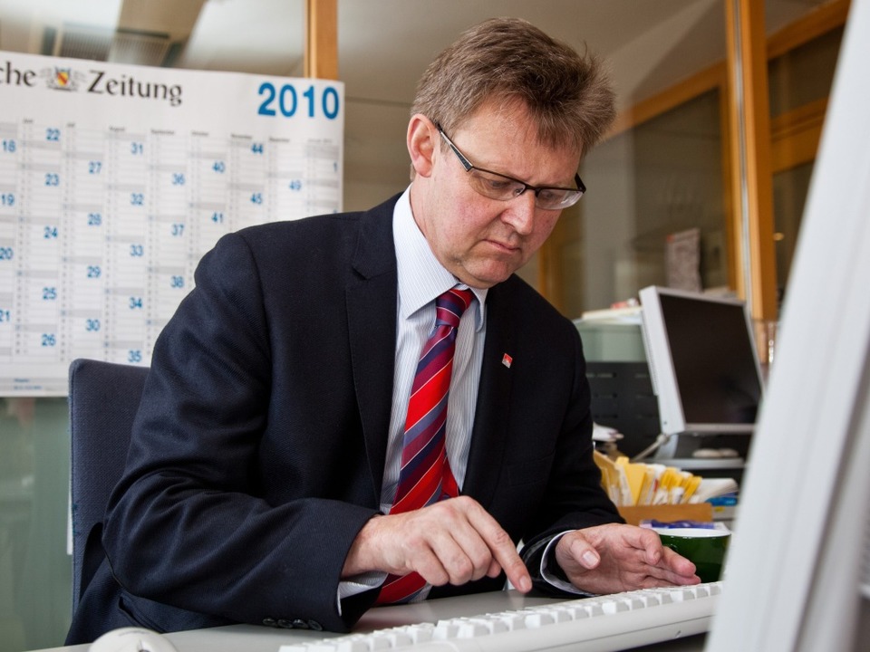 OB-Kandidat Ulrich von Kirchbach entdeckt sich selbst im Netz  | Foto: Dominic Rock