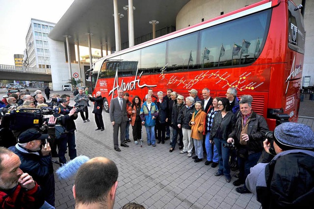 Abschiedsfoto: Die Passagiere vor dem roten Luxus-Bus.  | Foto: Thomas Kunz