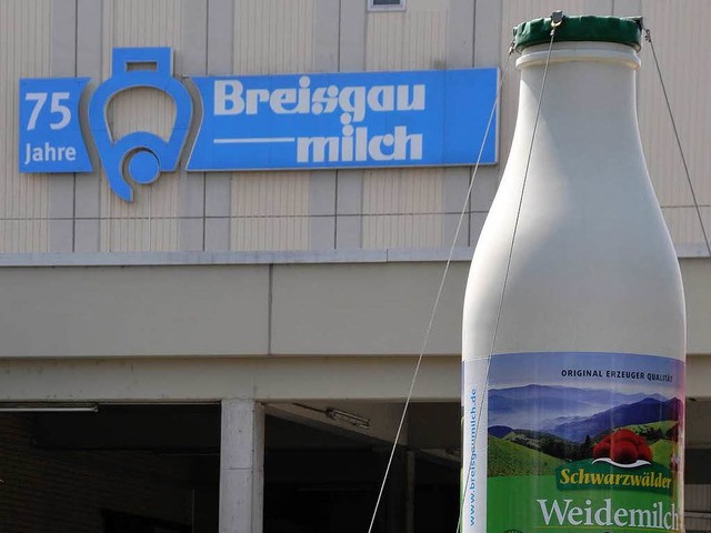 Groe Milchflasche, groe Probleme: die Breisgaumilch-Zentrale in Freiburg.   | Foto: Ingo Schneider