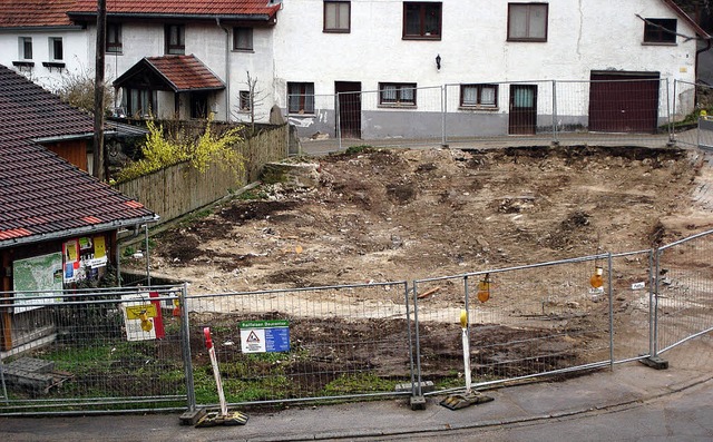 Wo einst das Dillendorfer Rathaus stan...e gekommene Gebude wurde abgerissen.   | Foto: Erhard Morath