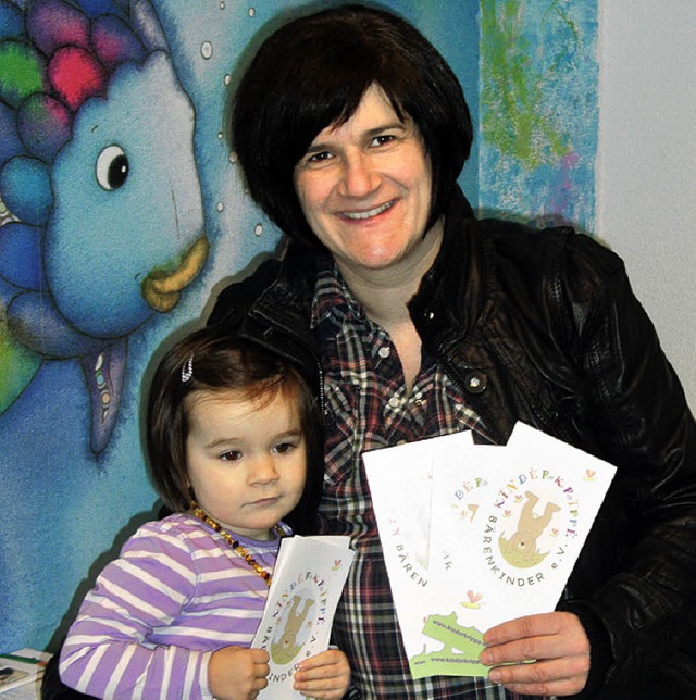 Nadja Raupp und ihre Tochter Mia freue... selbstgefertigten Brenkinder-Flyer.   | Foto: Lange
