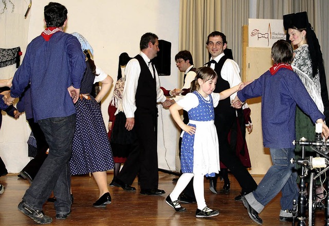 Bei der &#8222;Topporzer Kreuzpolka&#8...tetter Trachtengruppe auf den Beinen.   | Foto: ernst h. bilke