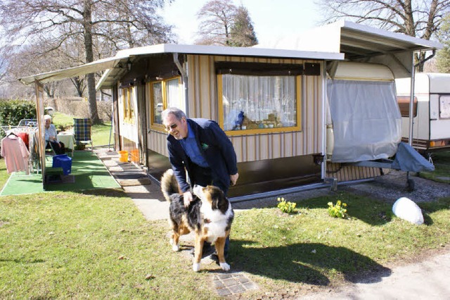 Gnter Ziegler begrt einen ihm vertrauten Dauercamper.   | Foto: karlheinz Scherfling