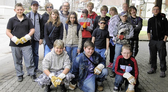 Jugendliche und Betreuer des Jugendrau...Waldwege-Putzaktion  rund um Todtnau.   | Foto: Privat