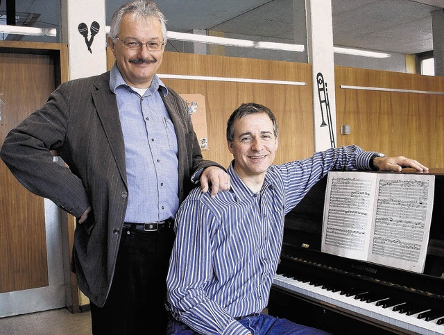 Dirigent Klaus Kunzmann (links) und Pi...hjahrskonzert der  Sinfonetzia vor.    | Foto: privat