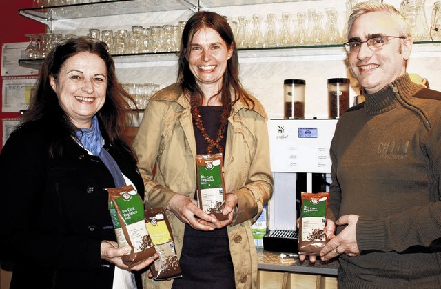 Anja Ghring und  Ulrike Bruer-Higel ...ge freuen sich ber den  Fair-Kaffee.   | Foto: Lbeck