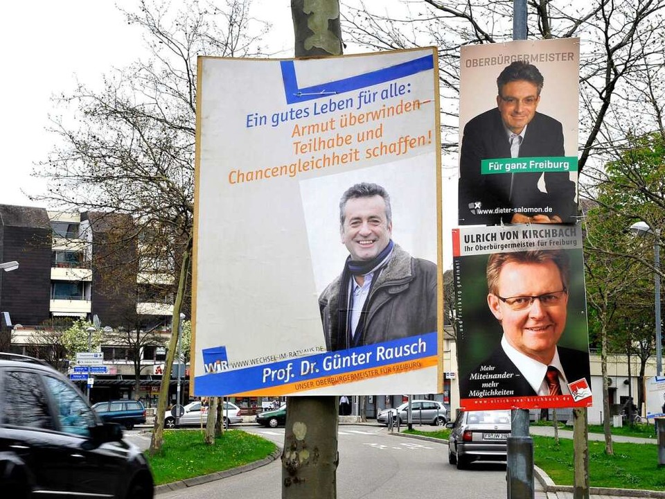 Drei Männer und ein Plakatstreit: 2400... Nachgezählt hat bislang noch niemand.  | Foto: Thomas Kunz