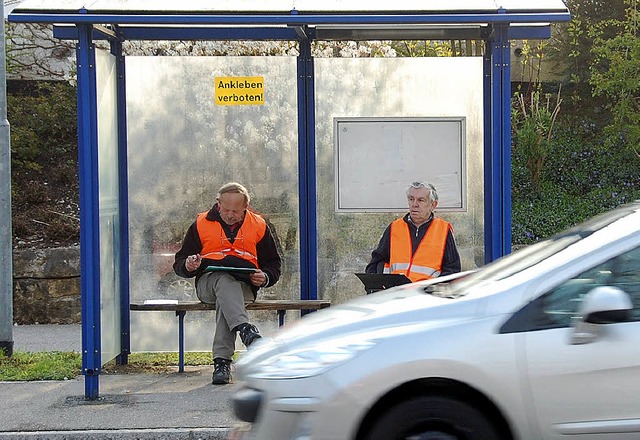 Zhler im Wartehuschen: An der B3 in ...rhebung die Verkehrsdichte ermittelt.   | Foto: Lauber