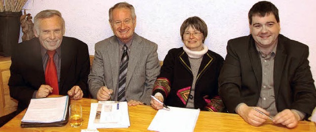 Auf einer Linie: Heinz Kasper, Werner ...rrach) und Sven Wei (Weil am Rhein)   | Foto: Lauber