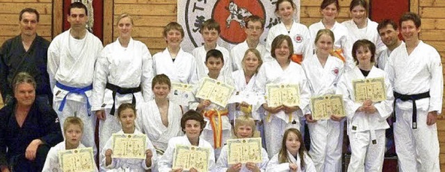 Erfolgreiche Teilnehmer der Jiu-Jitsu-...ei der TSG tlingen und ihre Trainer.   | Foto: privat