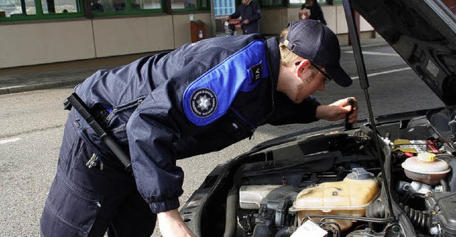 Drogen, Waffen oder Schwarzgeld &#8211...n/Stein gestern genau unter die Lupe.   | Foto: jrn kerckhoff