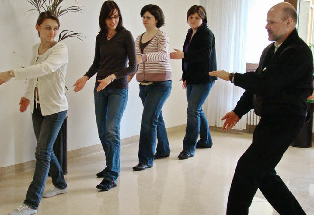 Mit Qi Gong, zeigte Alfred Metzenroth ...haus, werden Geist und Krper locker.   | Foto: Indrid Arndt