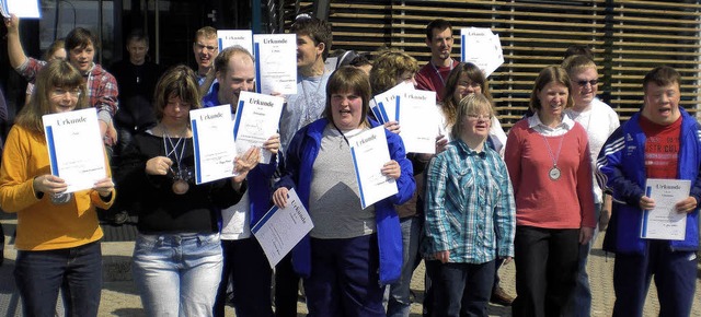 Freude ber Urkunden und Medaillen nac...fe und der DLRG Lrrach im Hallenbad.   | Foto: BZ