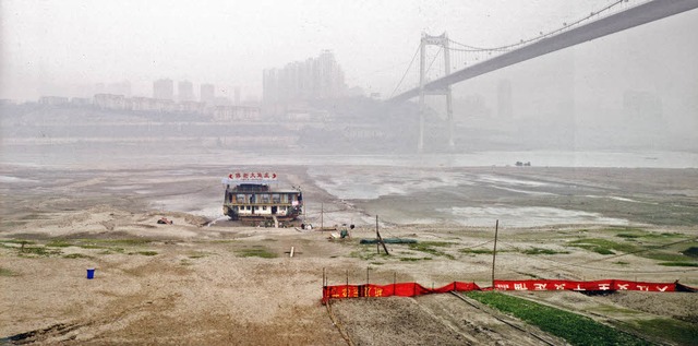 Am Ufer des Jangtse: Verlassenes Resta...chinesischen Millionenstadt Chongqing   | Foto: Ferit Kuyas/Verlag Benteli