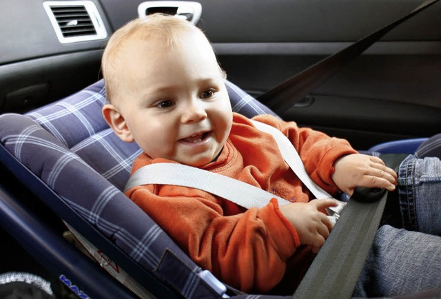 Babys mssen im Auto immer in geeignet...n, damit sie stets guten Halt haben.    | Foto: dpa