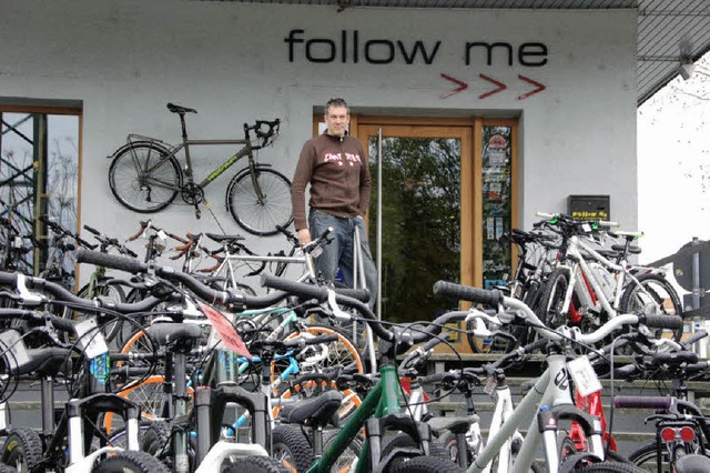 Geschftsfhrer Axel Winterhalter vor ... und der Fahrradstation weichen wird.   | Foto: Willi Adam