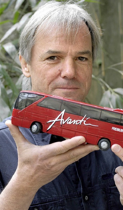 Hans-Peter Christoph mit einem Modell seiner knallroten Avanti-Busse.  | Foto: Ingo schneider