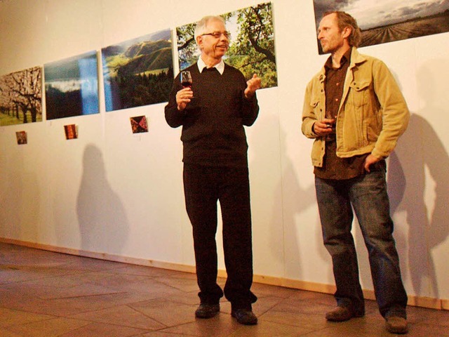 Hans-Peter Ziesmer (rechts) und Hans-J... Vernissage in der Endinger Kornhalle.  | Foto: Patrik Mller