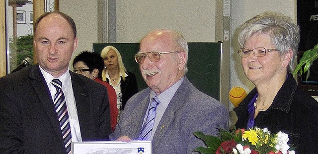 Edgar Saumer (Mitte mit Frau Annerose)...tmar Benz (links)  die Brgermedaille.  | Foto: Jrg Reitmayer